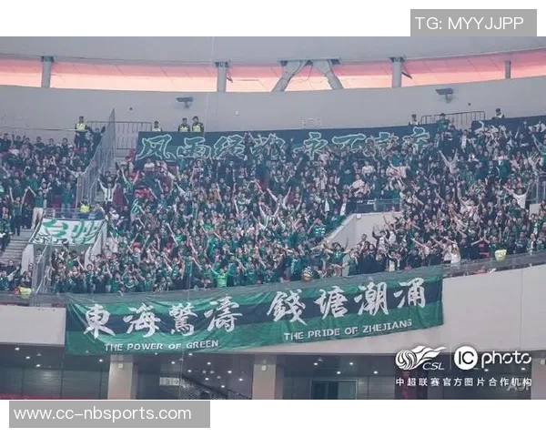 上海海港在中超联赛第29轮中以三球优势战胜浙江俱乐部绿城展现强劲实力 上海海港在中超联赛第29轮中以三球优势战胜浙江俱乐部绿城展现强劲实力